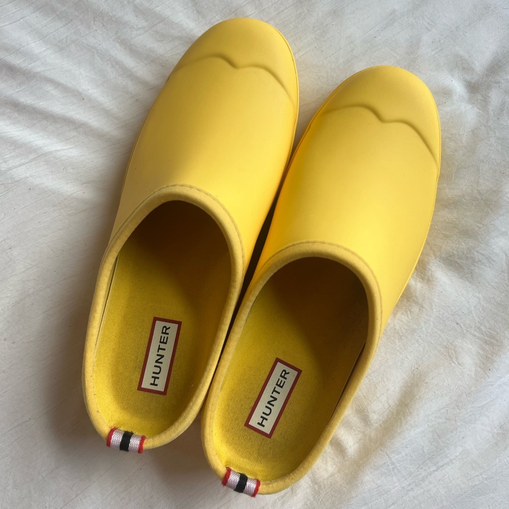 Hunter Play Clogs - Yellow Slip-Ons